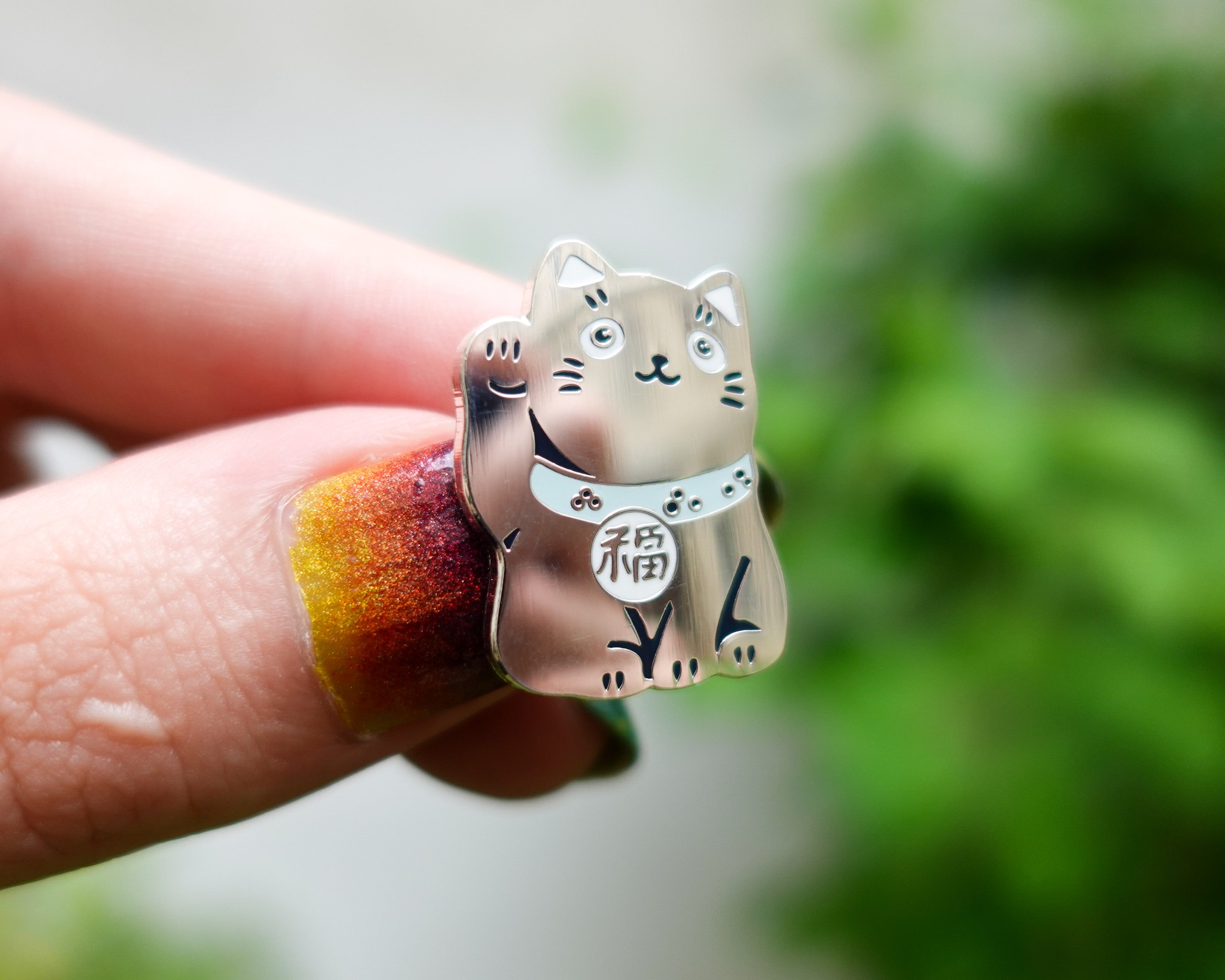 kabujiro-lucky-cat-emaille-pin-25mm-gold-variante image 4