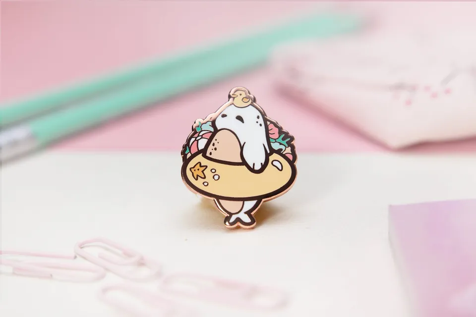miamouz-sweet-summer-seal-emaille-pin-kupfer-32mm image 1