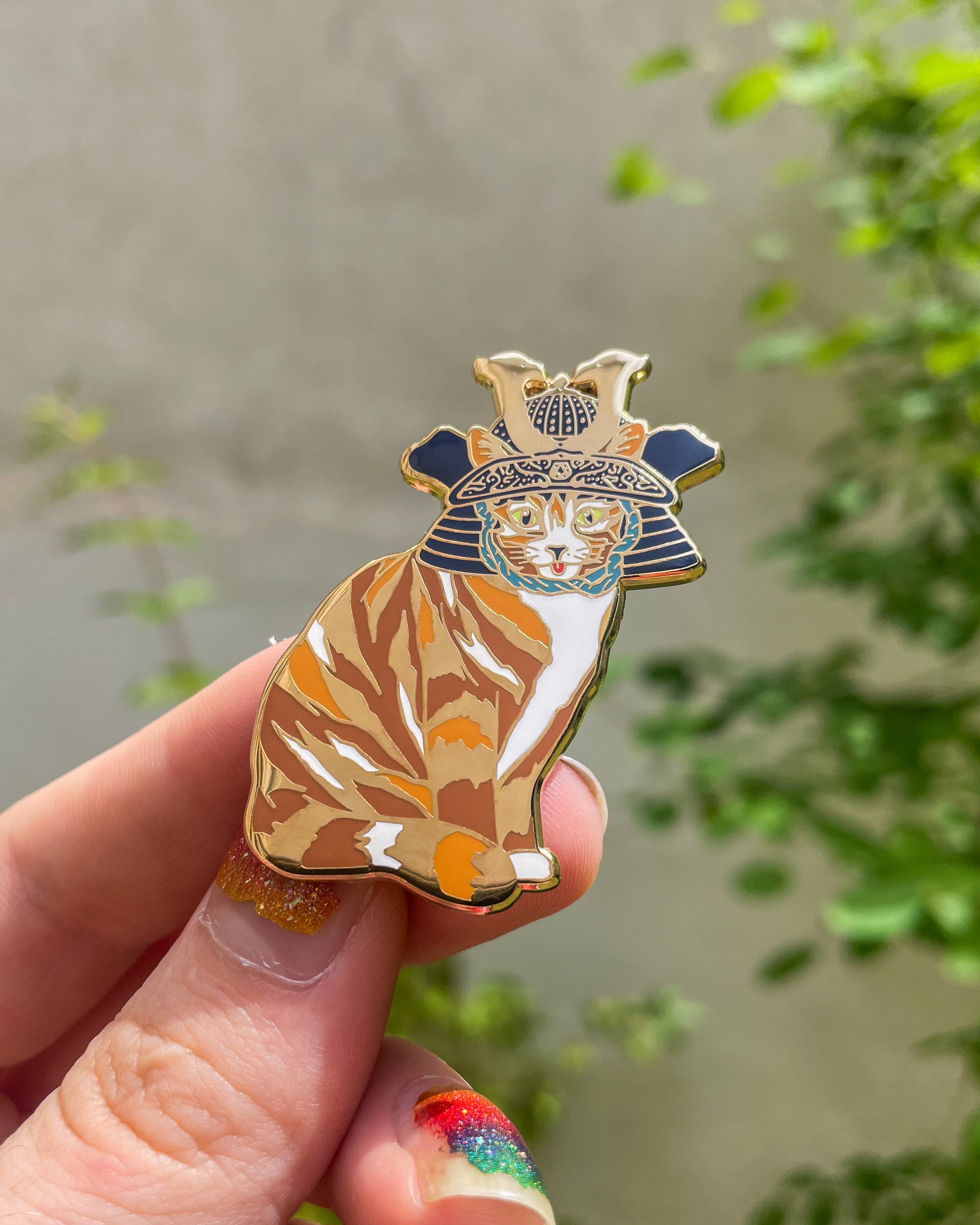 kabujiro-samurai-cat-emaille-pin-katzen-anstecker-50-mm-gold image 1