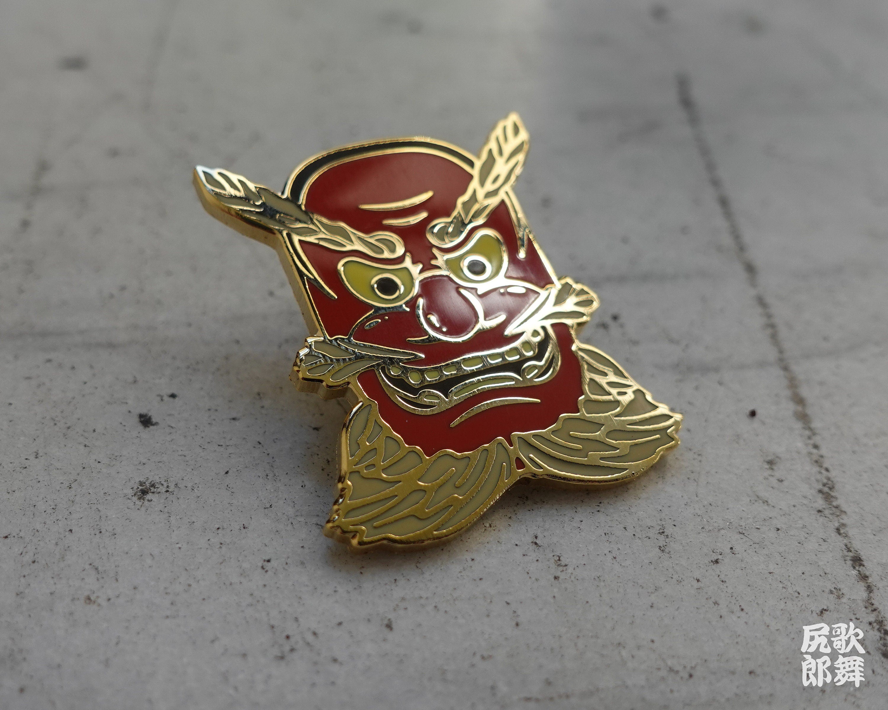 kabujiro-enamel-pins-japanese-tengu-mask-emaille-pin-35mm-gold image 4
