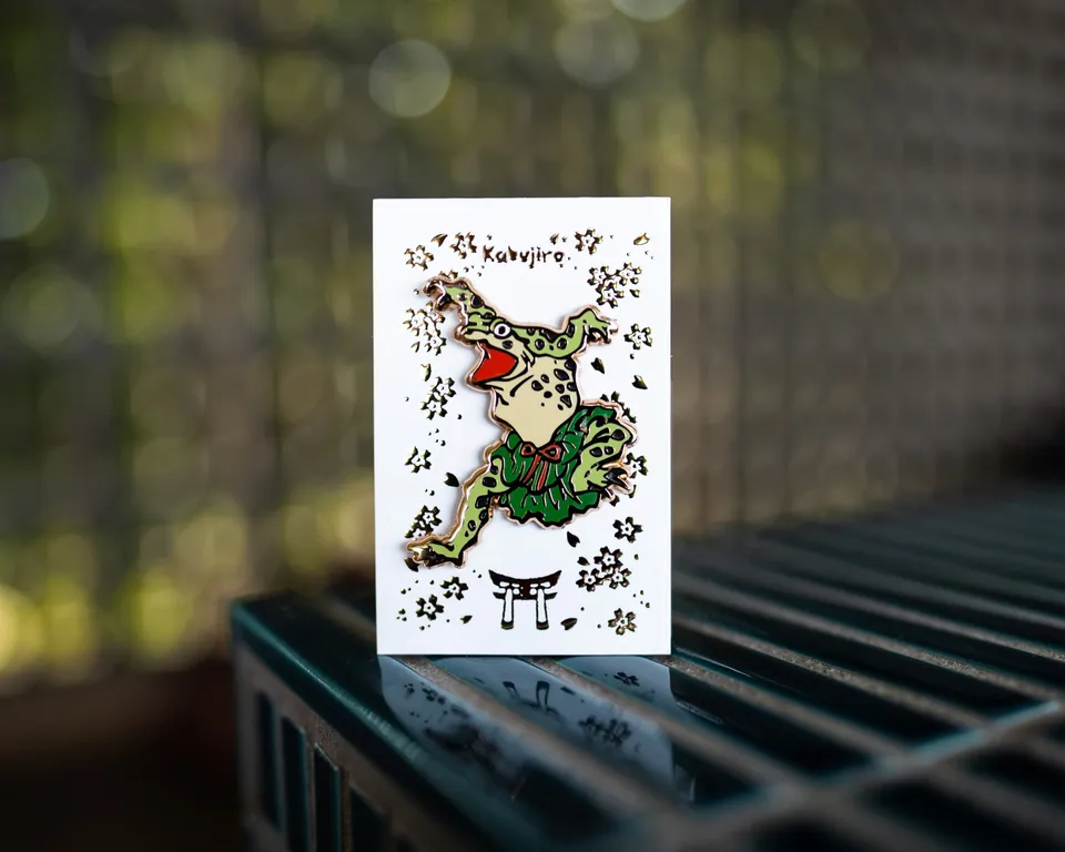 kabujiro-animal-circus-prancing-frog-emaille-pin-frosch-42x50mm image 1