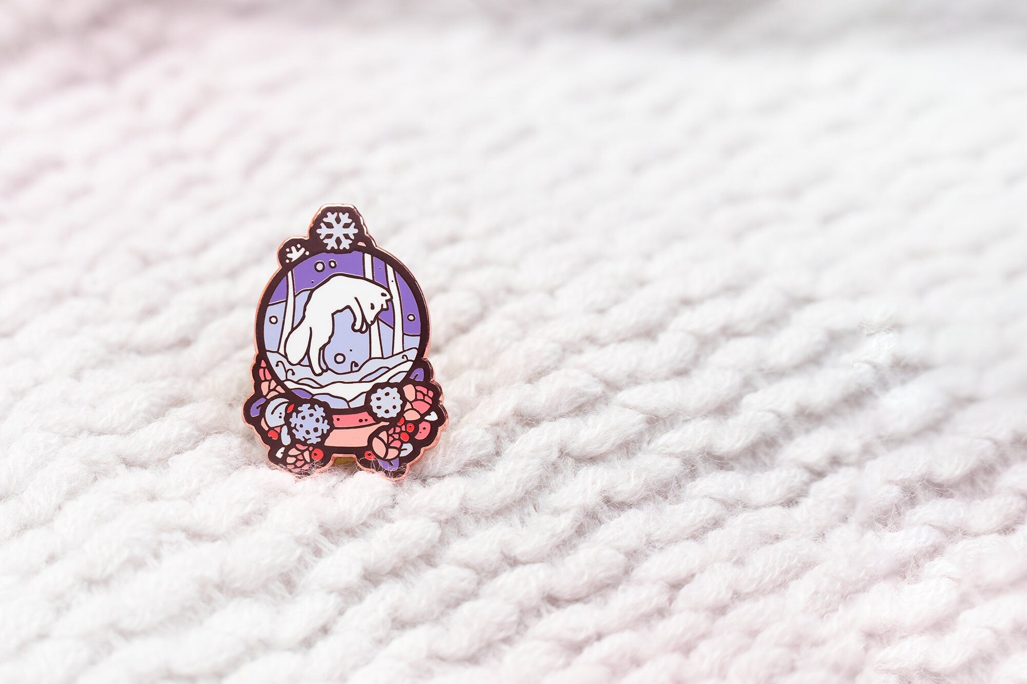 miamouz-arctic-fox-emaille-pin-schneekugel-30mm image 3