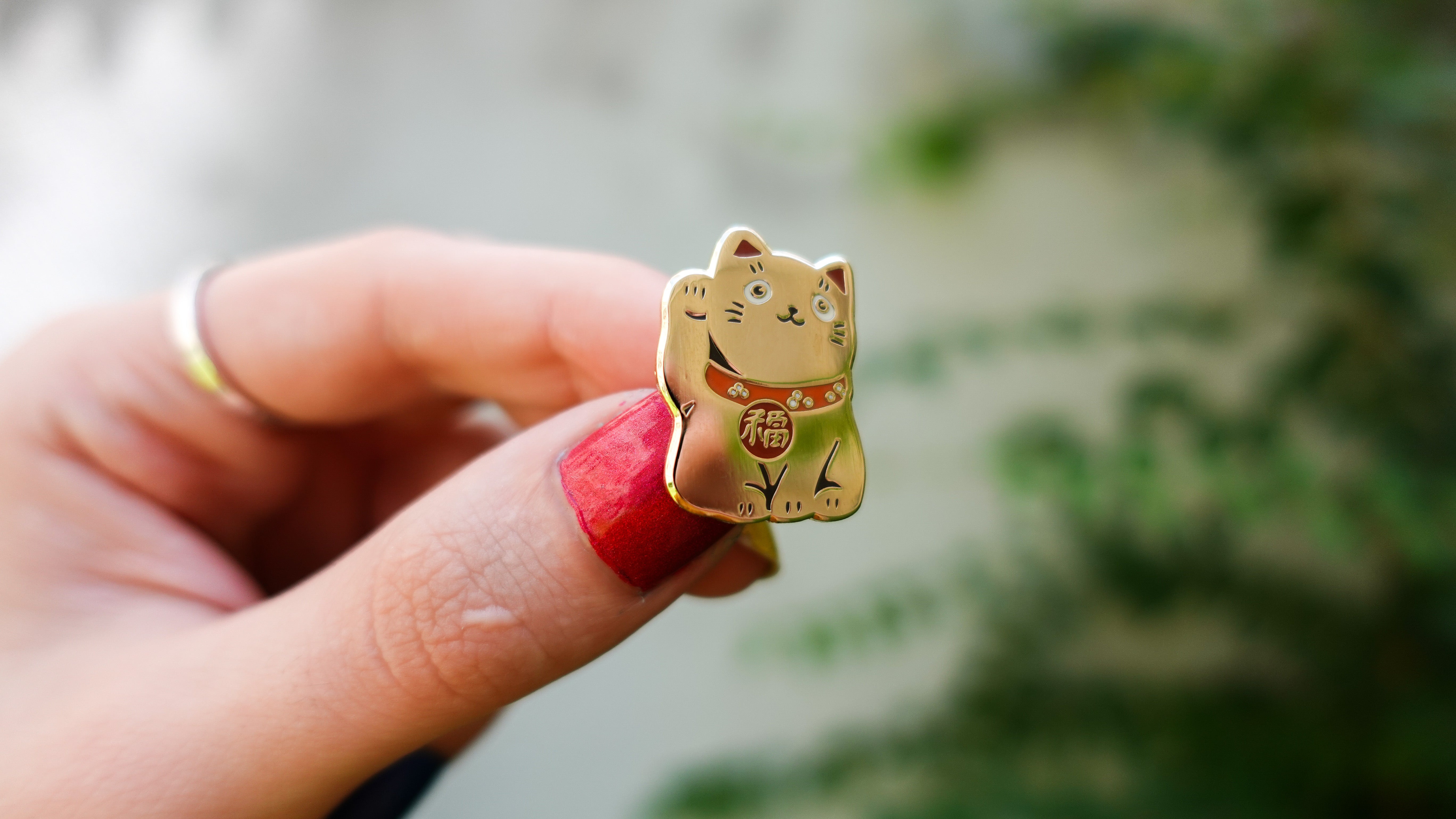 kabujiro-lucky-cat-emaille-pin-25mm-gold-variante image 5
