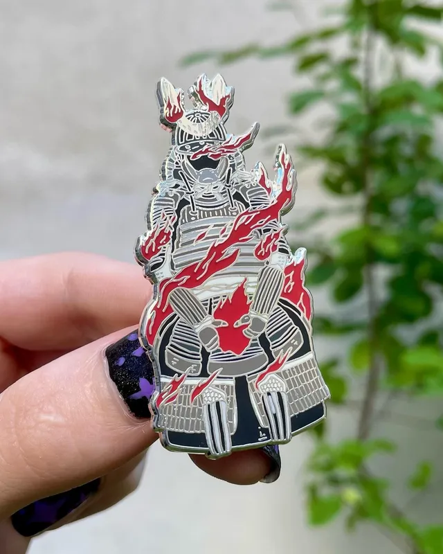 kabujiro-samurai-armour-emaille-pin-65mm-nachtleuchtend image 1