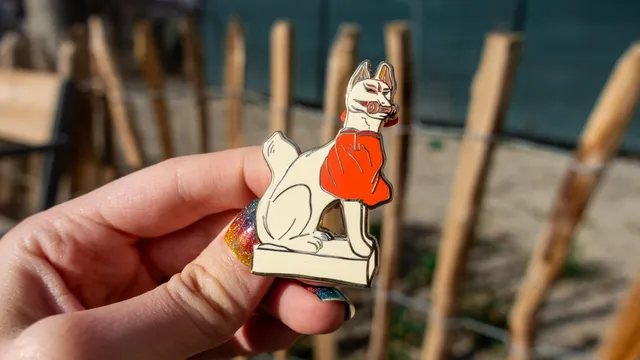 kabujiro-shrine-animals-kitsune-statue-emaille-pin-55mm image 1