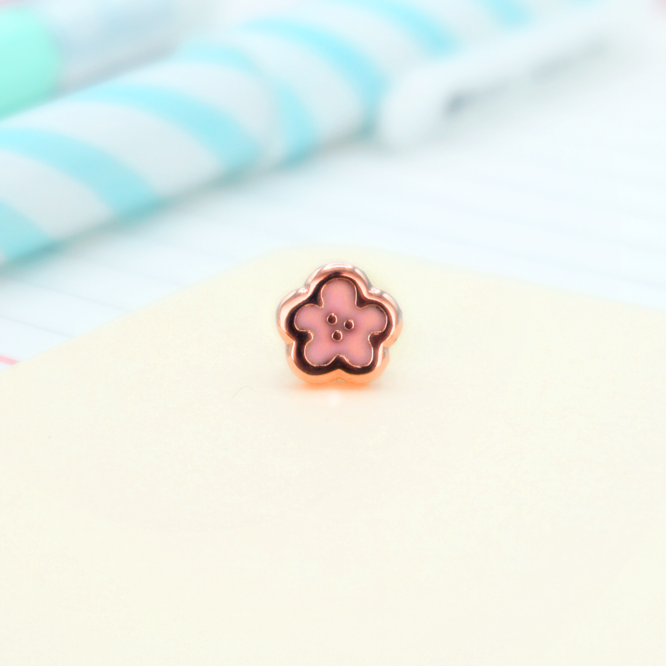 miamouz-tiny-sakura-emaille-mini-pin-rosa-7mm image 1