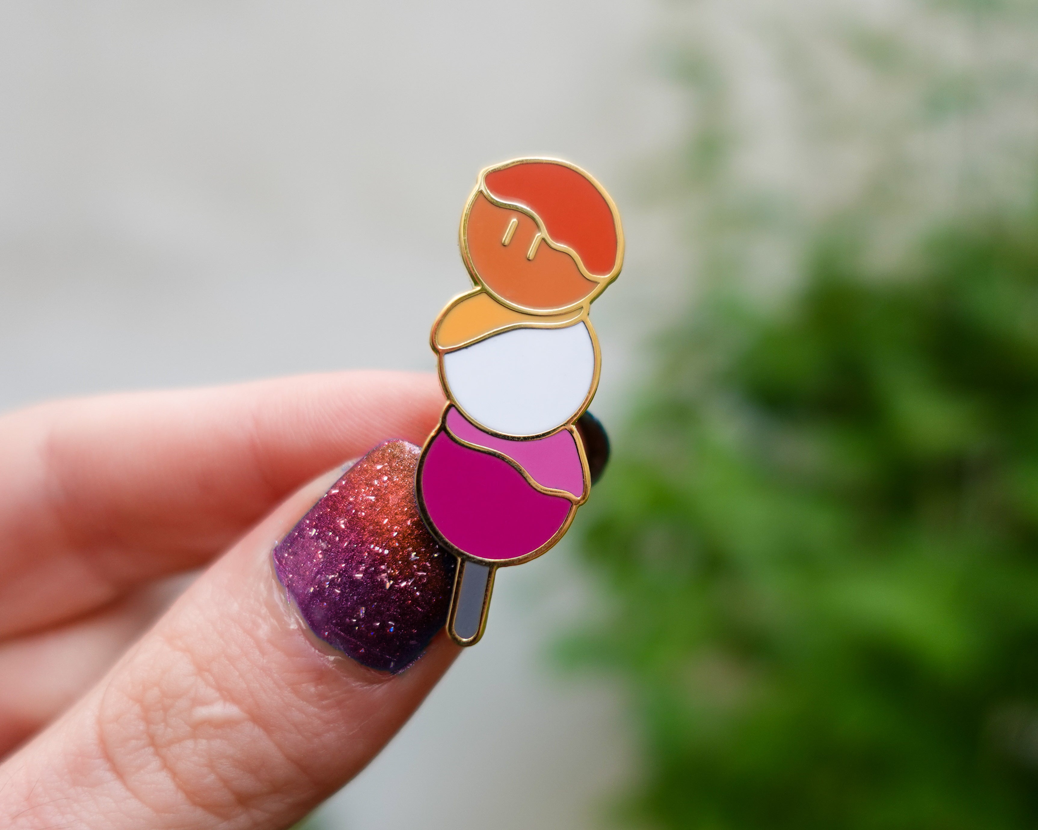 kabujiro-enamel-pins-pride-dango-pin-lesbian-40mm image 1