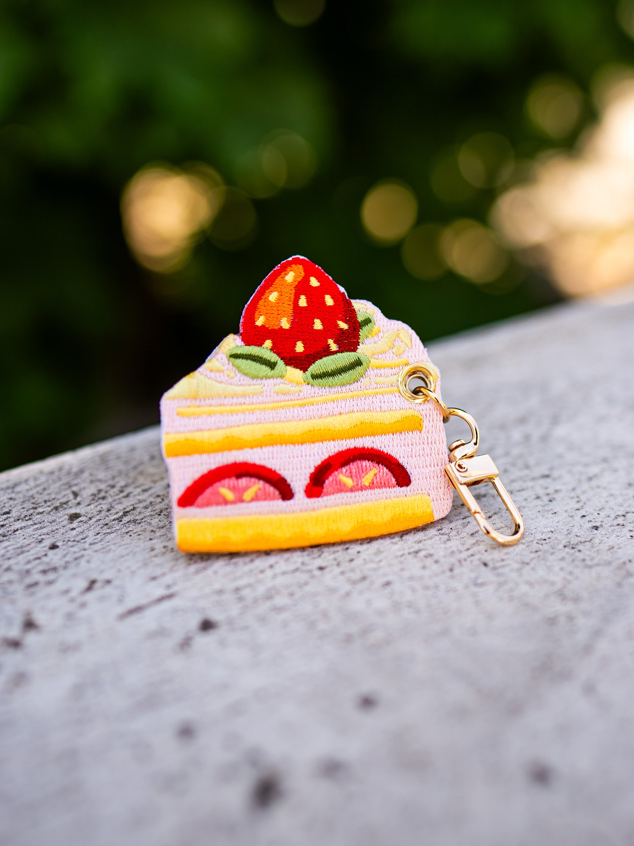 kabujiro-strawberry-cake-charm-anh-nger-gestickt image 1
