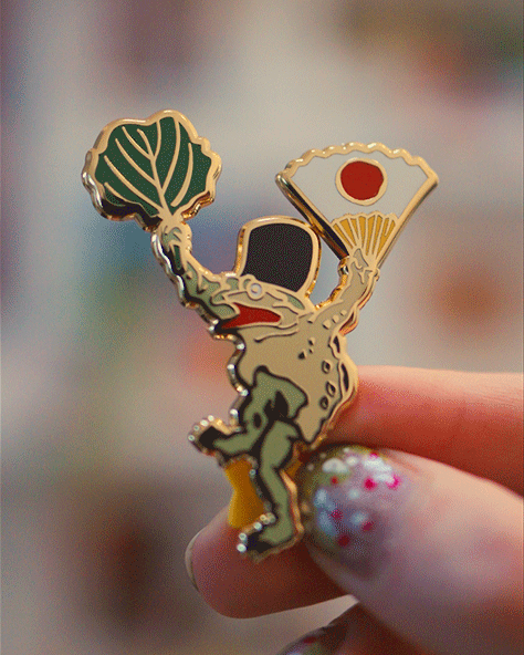 kabujiro-waving-frog-emaille-pin-animal-circus-50x61mm image 2