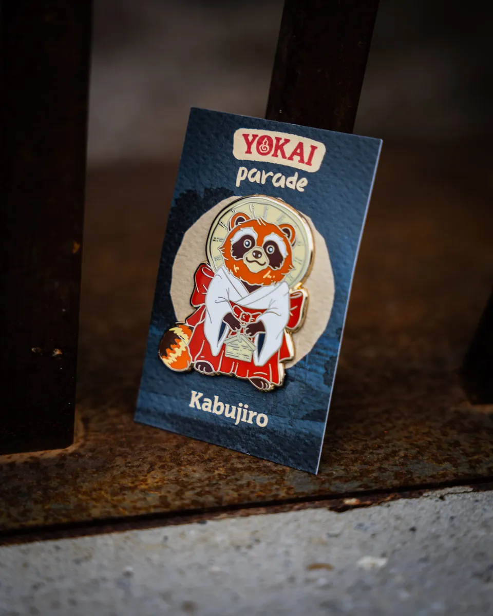 kabujiro-yokai-parade-tanuki-emaille-pin-geist-39x50mm image 1