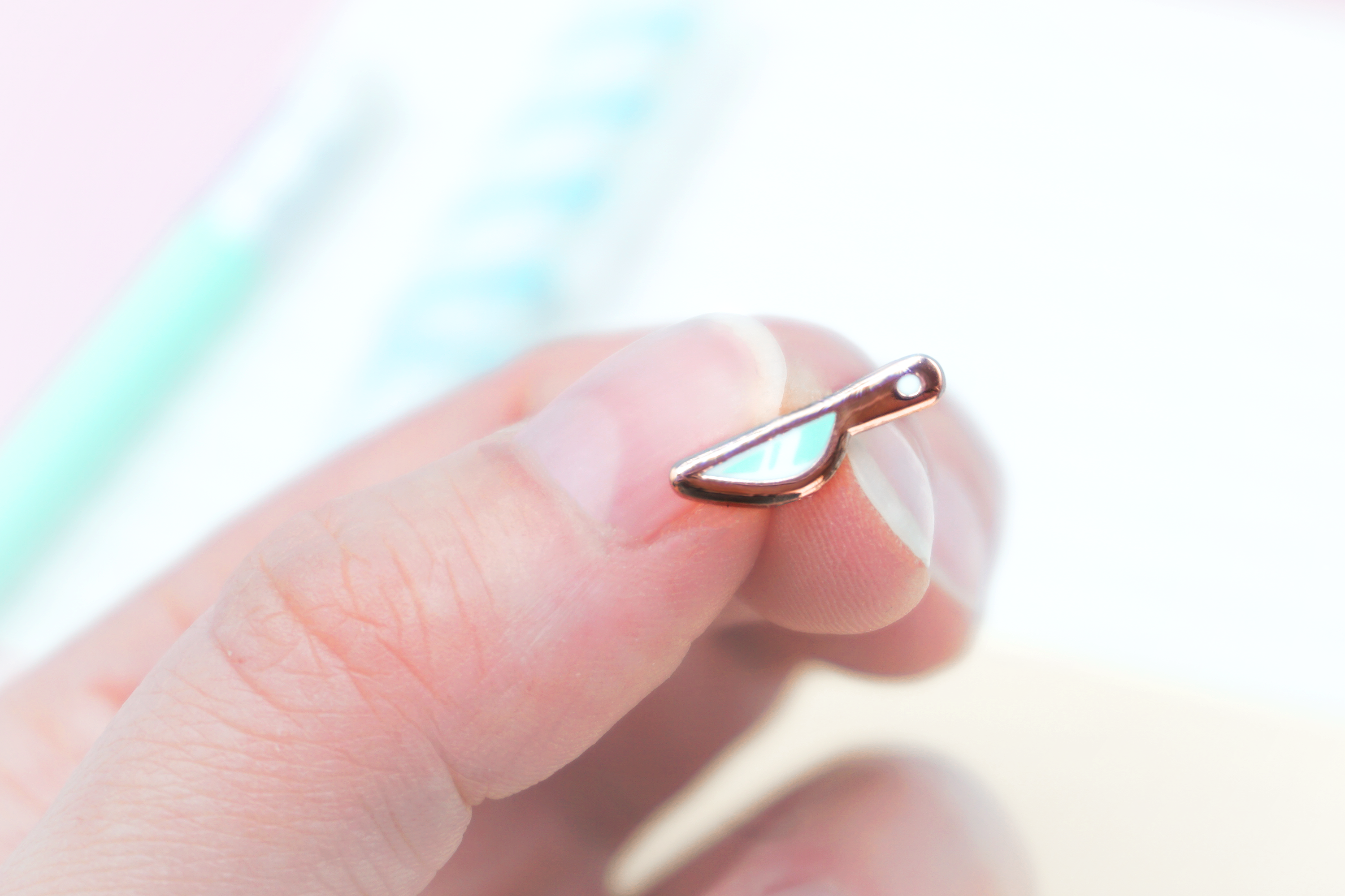 miamouz-enamel-pins-tiny-knife-emaille-pin-mini-rosa-15mm image 2