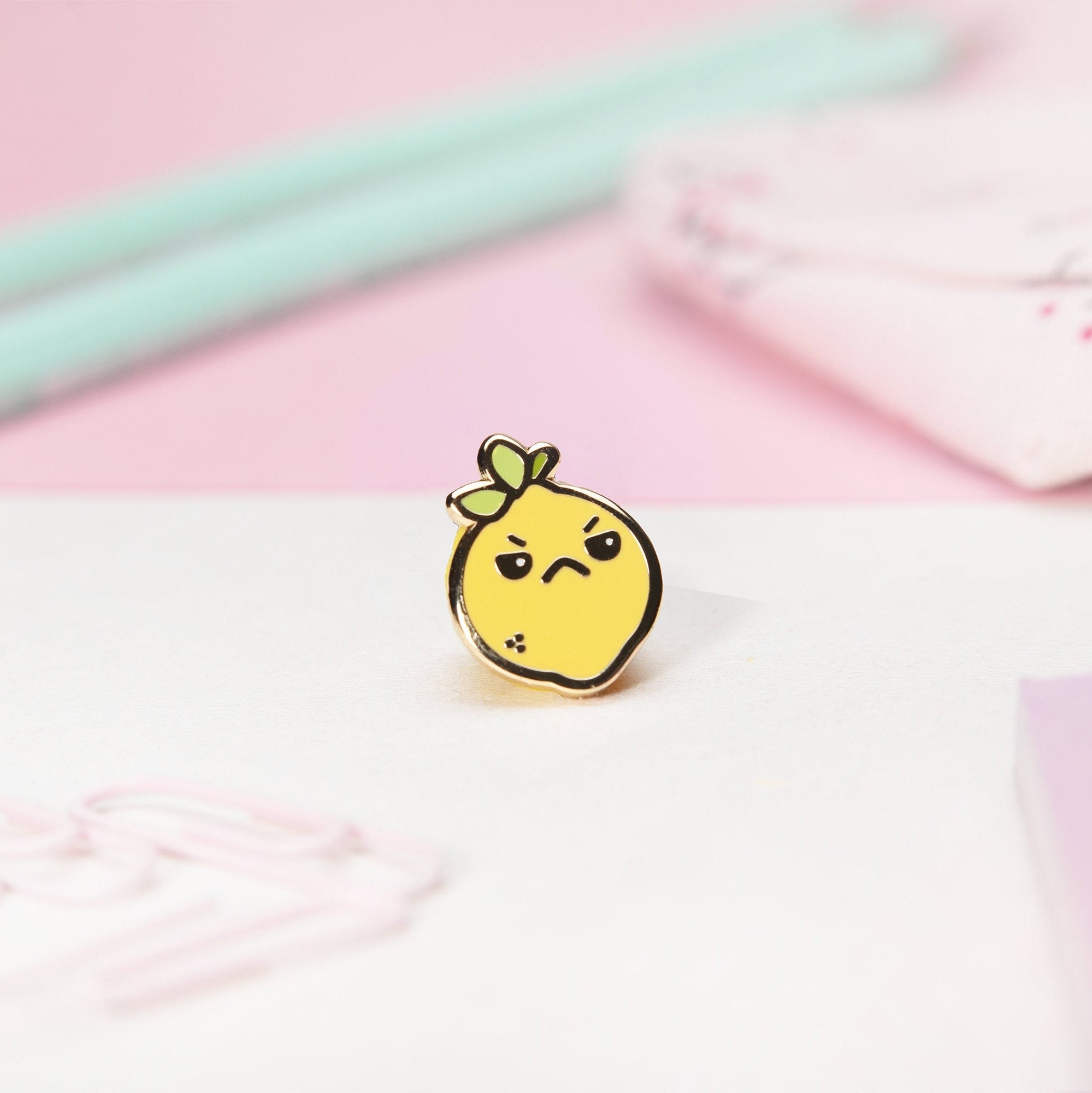 miamouz-bitter-lemon-emaille-pin-zitrone-gelb-14-mm image 3