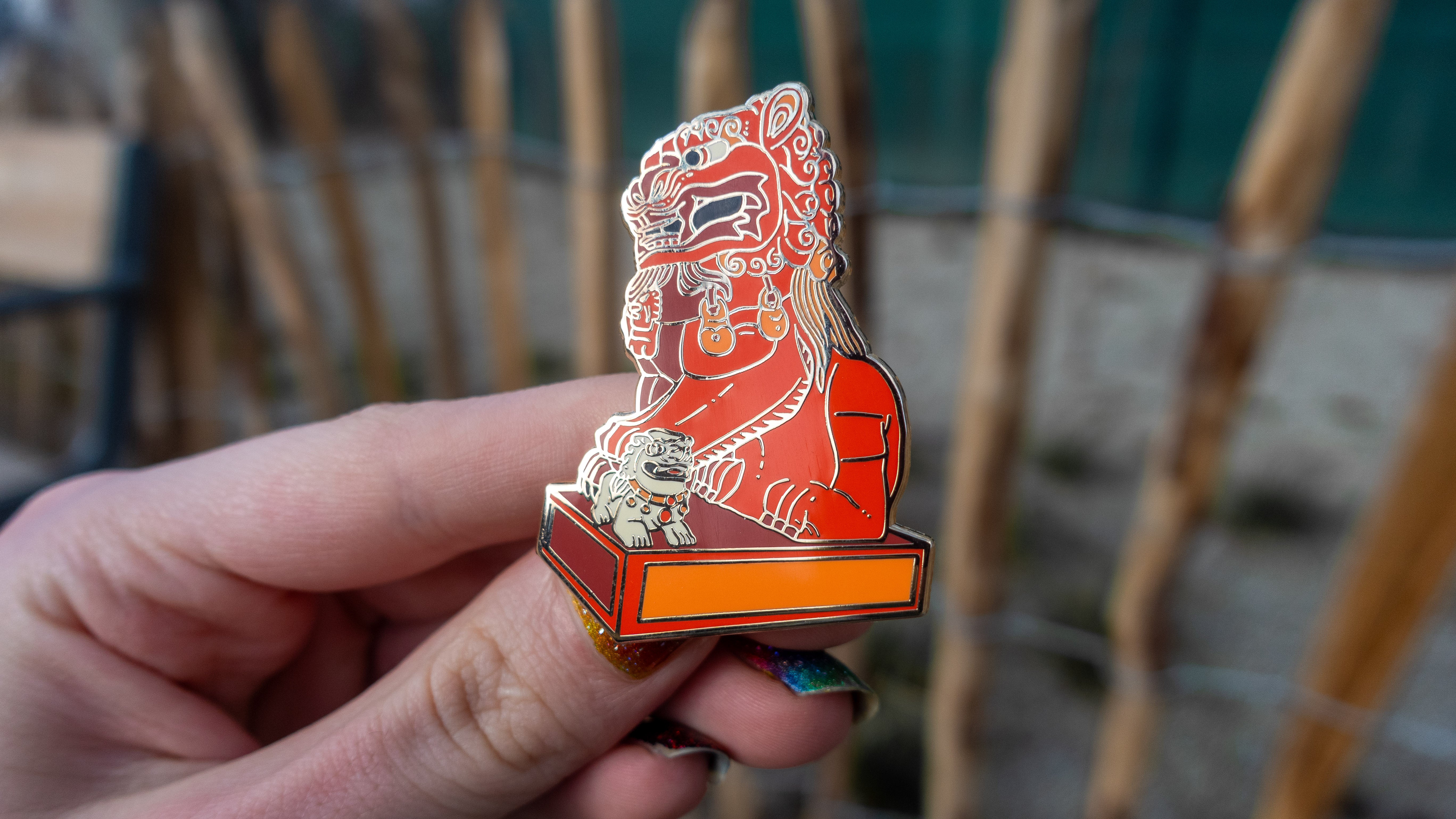 kabujiro-komainu-statue-emaille-pin-55mm-gold image 1