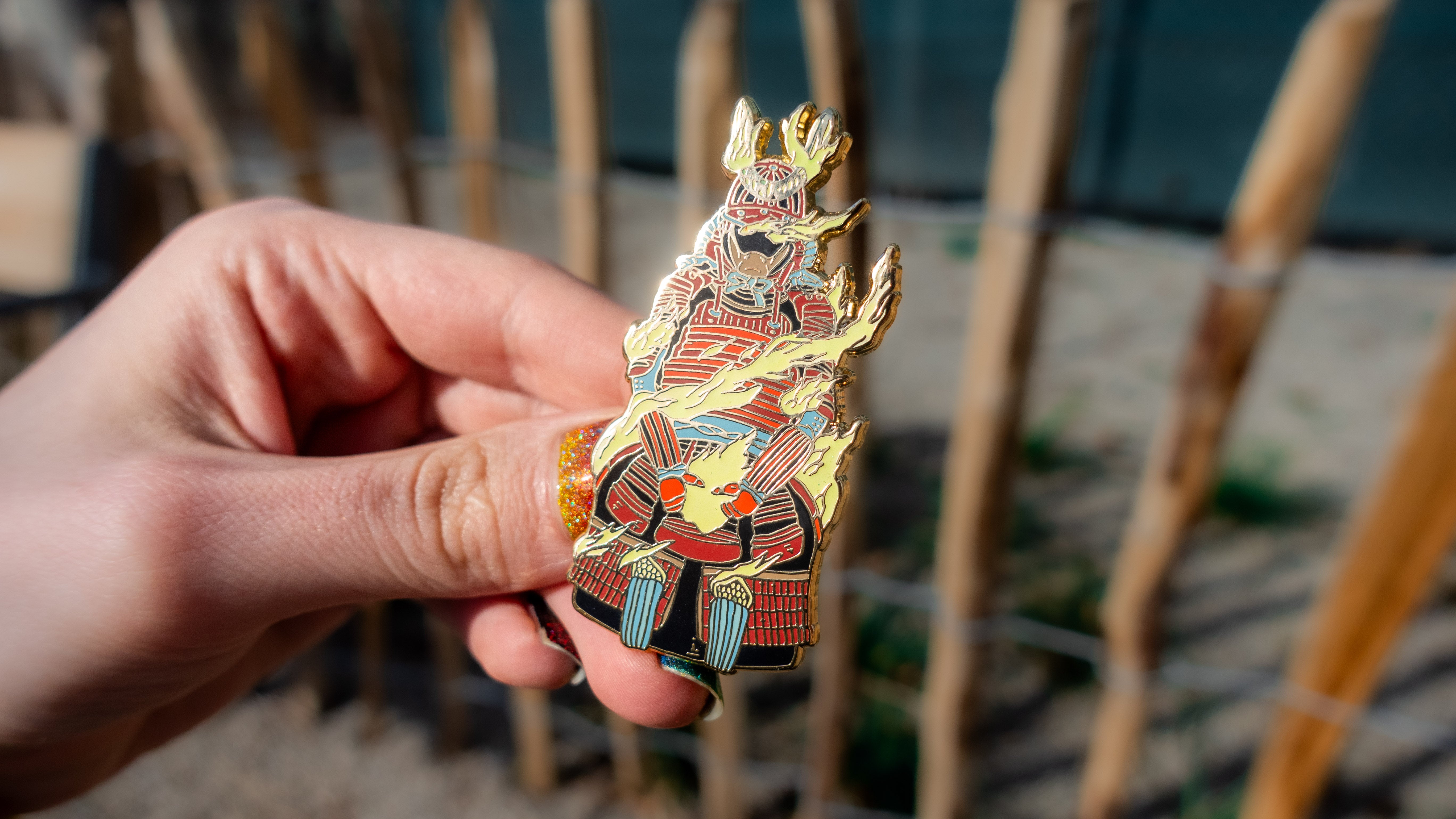 kabujiro-enamel-pins-samurai-r-stung-pin-65mm-glow image 2