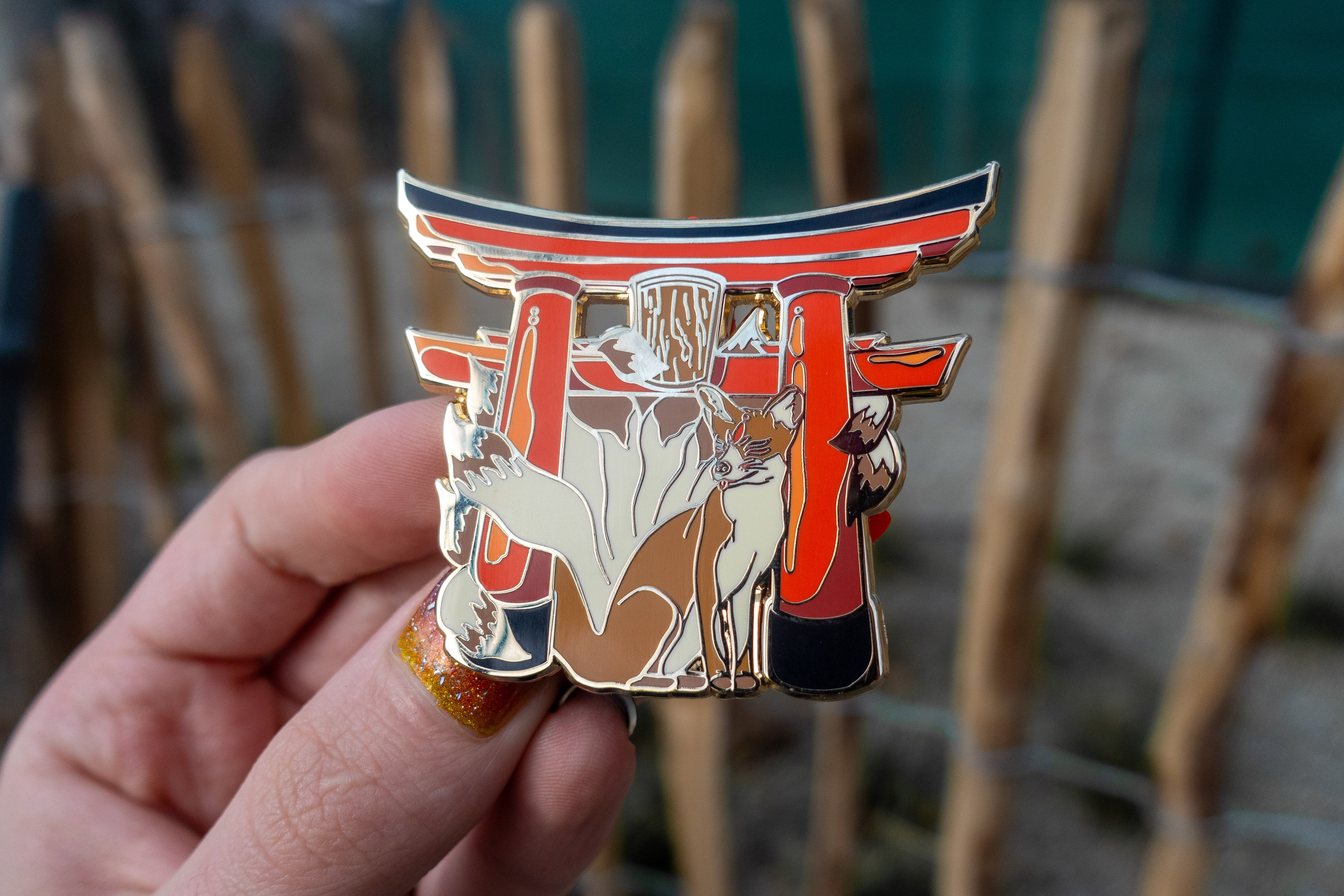 kabujiro-kitsune-tori-gate-emaille-pin-60mm-vergoldet image 2