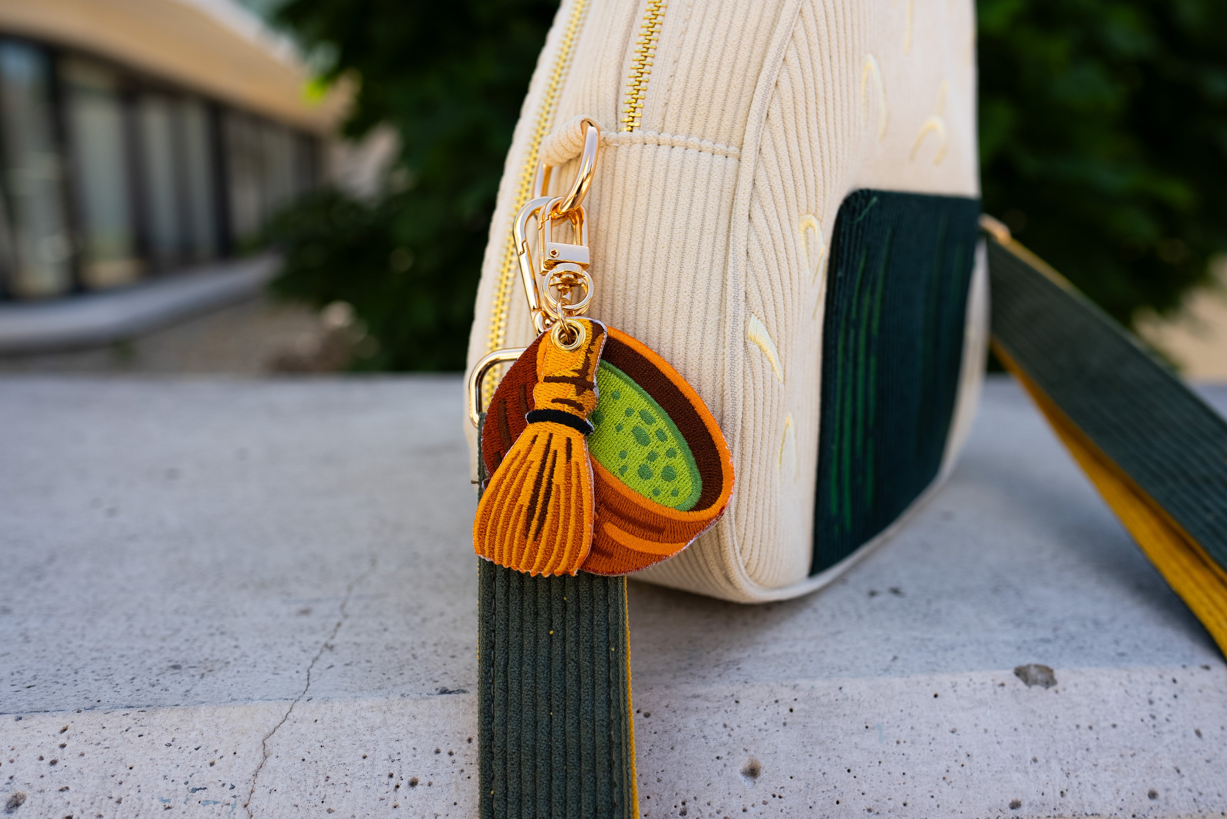 kabujiro-charms-matcha-bowl-and-whisk-schl-sselanh-nger-set-bestickt image 2