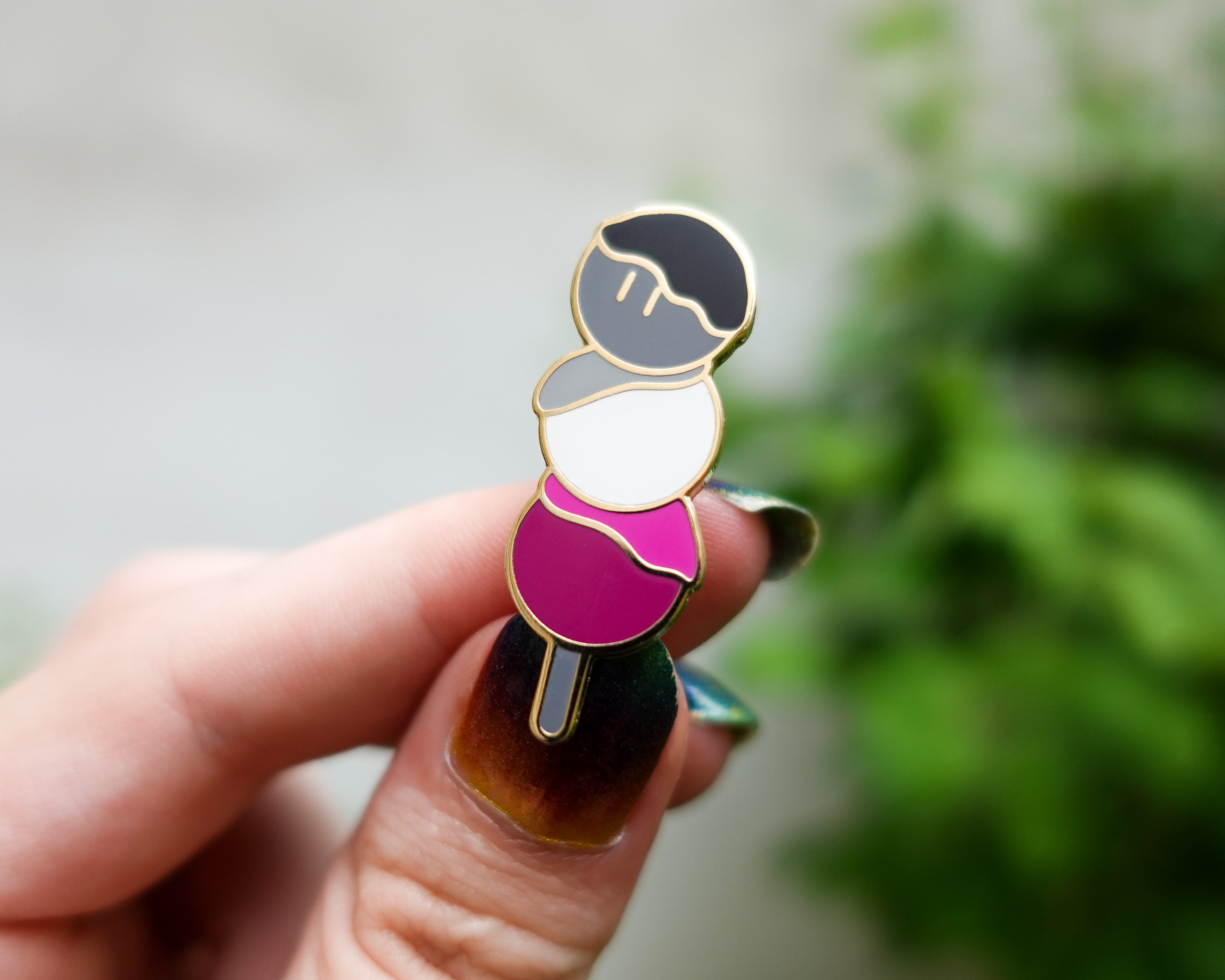 kabujiro-pride-dango-emaille-pin-asexual-40mm image 1