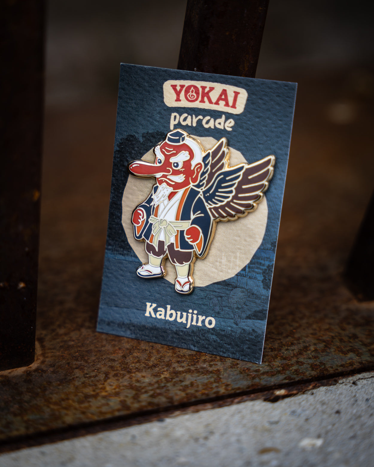 kabujiro-tengu-yokai-parade-emaille-pin-46x50-mm-gold image 2