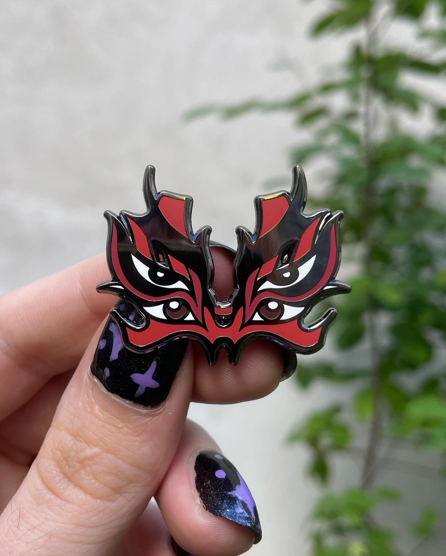 kabujiro-kabuki-eyes-emaille-pin-schwarz-japan image 1
