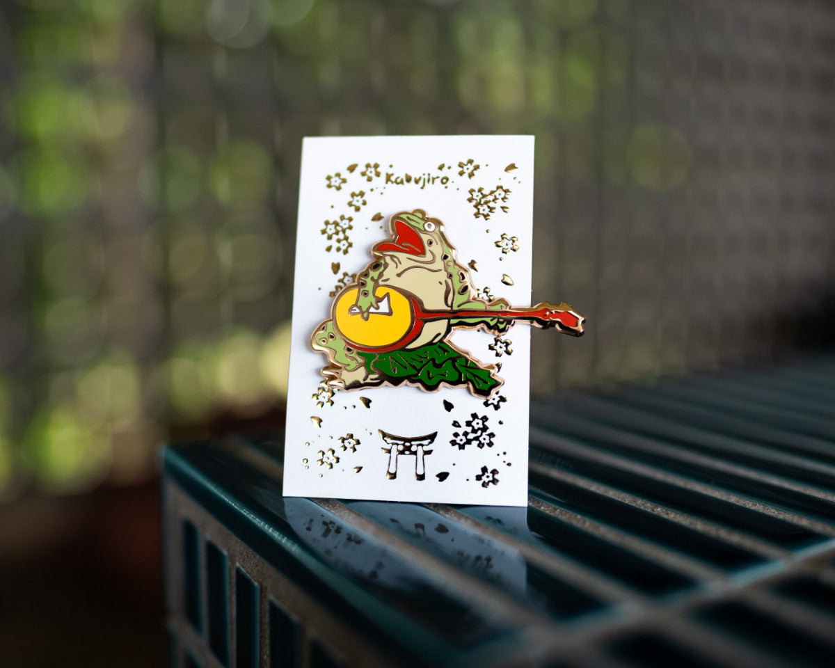 kabujiro-singing-frog-animal-circus-emaille-pin-60mm image 1