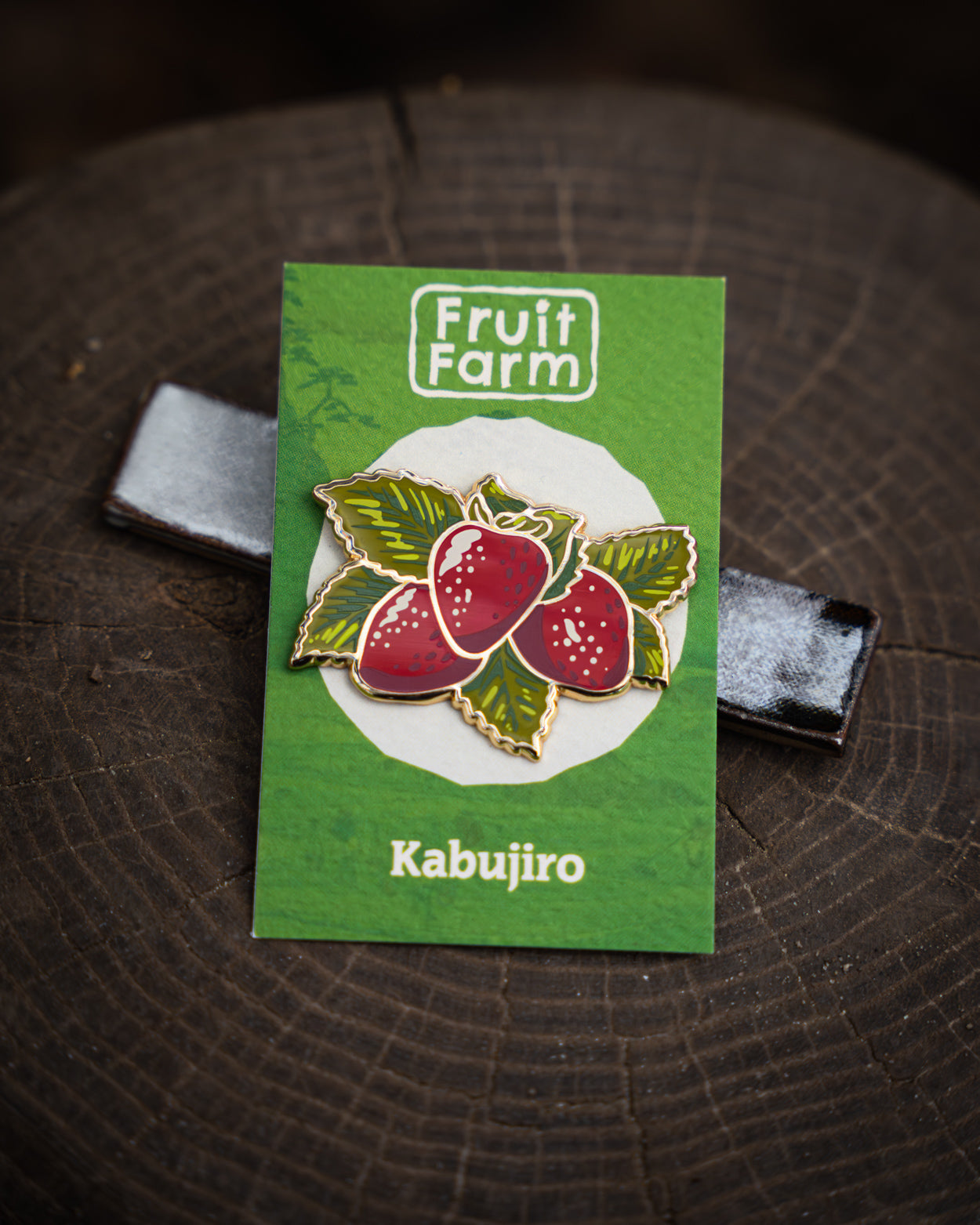 kabujiro-enamel-pins-strawberries-fruit-farm-emaille-pin-48mm image 1