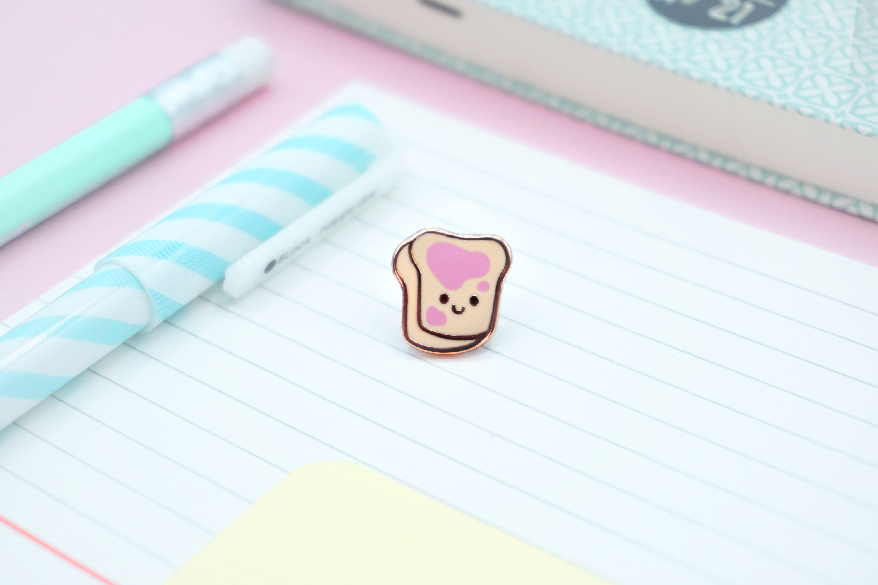 miamouz-jelly-toast-emaille-pin-mini-15-mm-ros-gold image 2