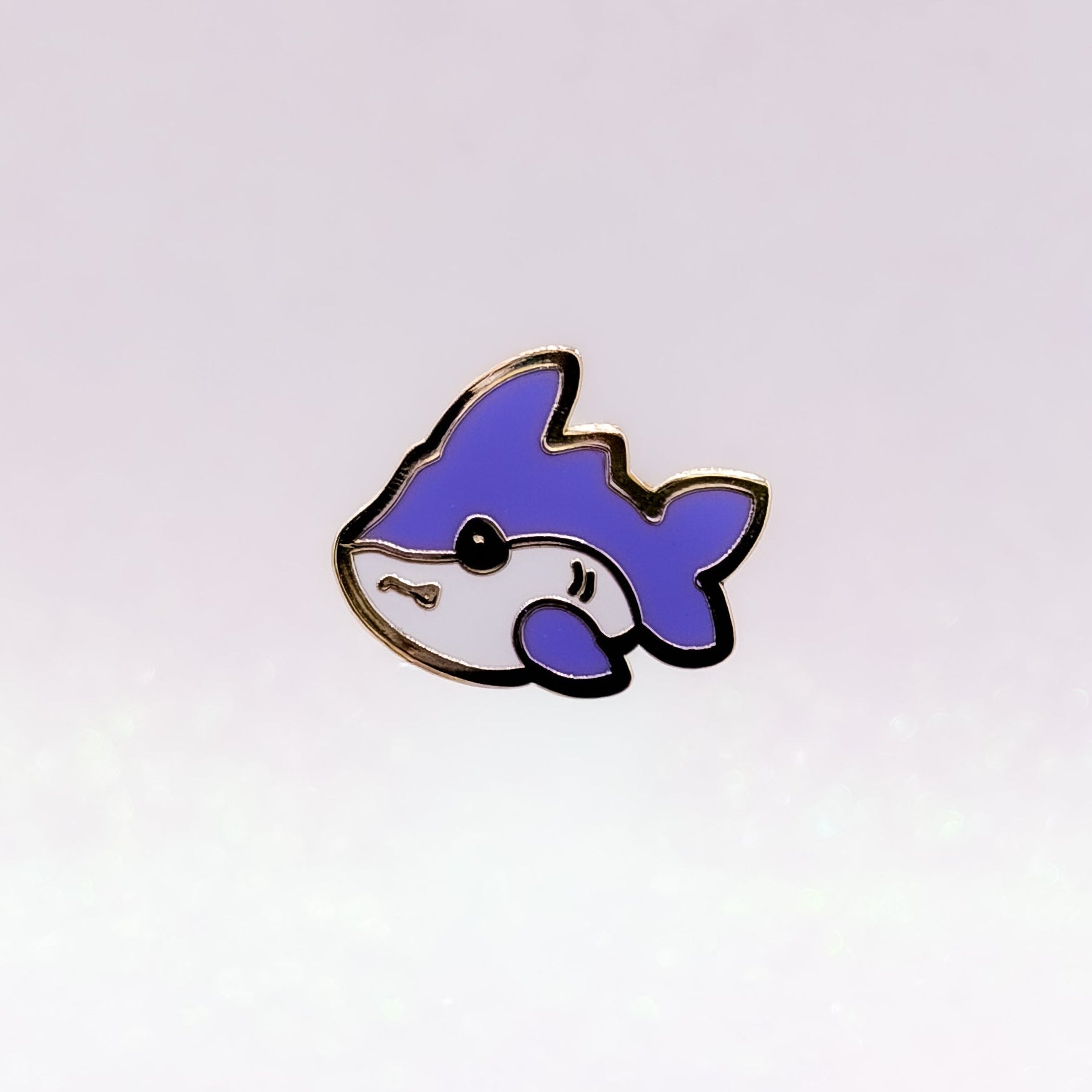 miamouz-hai-enamel-pin-mini-gold-kawaii-anstecker image 1