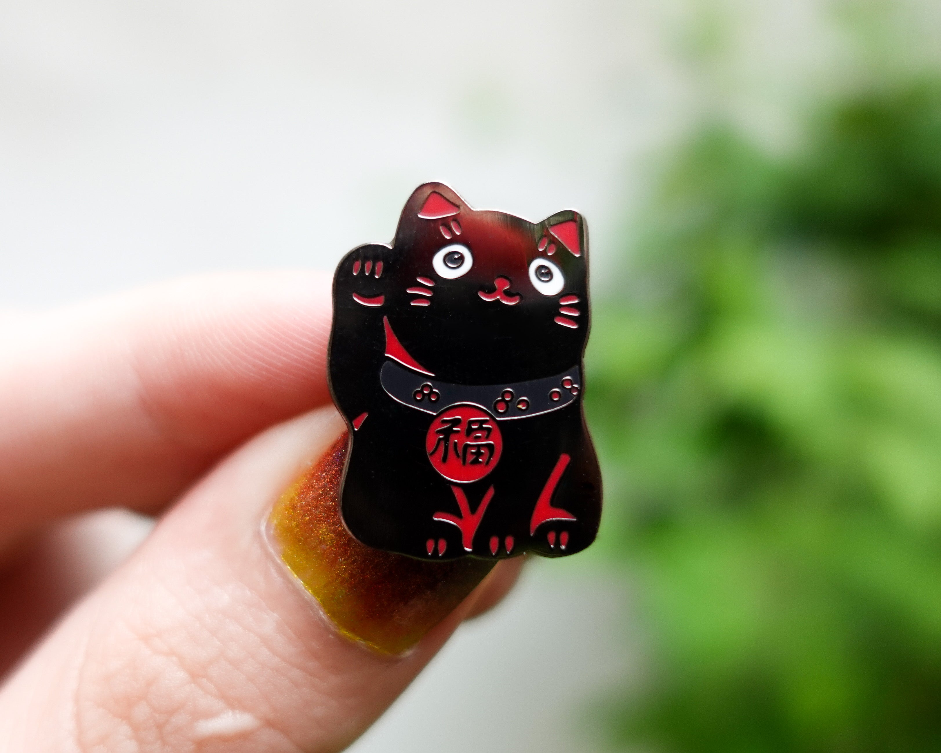kabujiro-lucky-cat-emaille-pin-25mm-gold-variante image 2