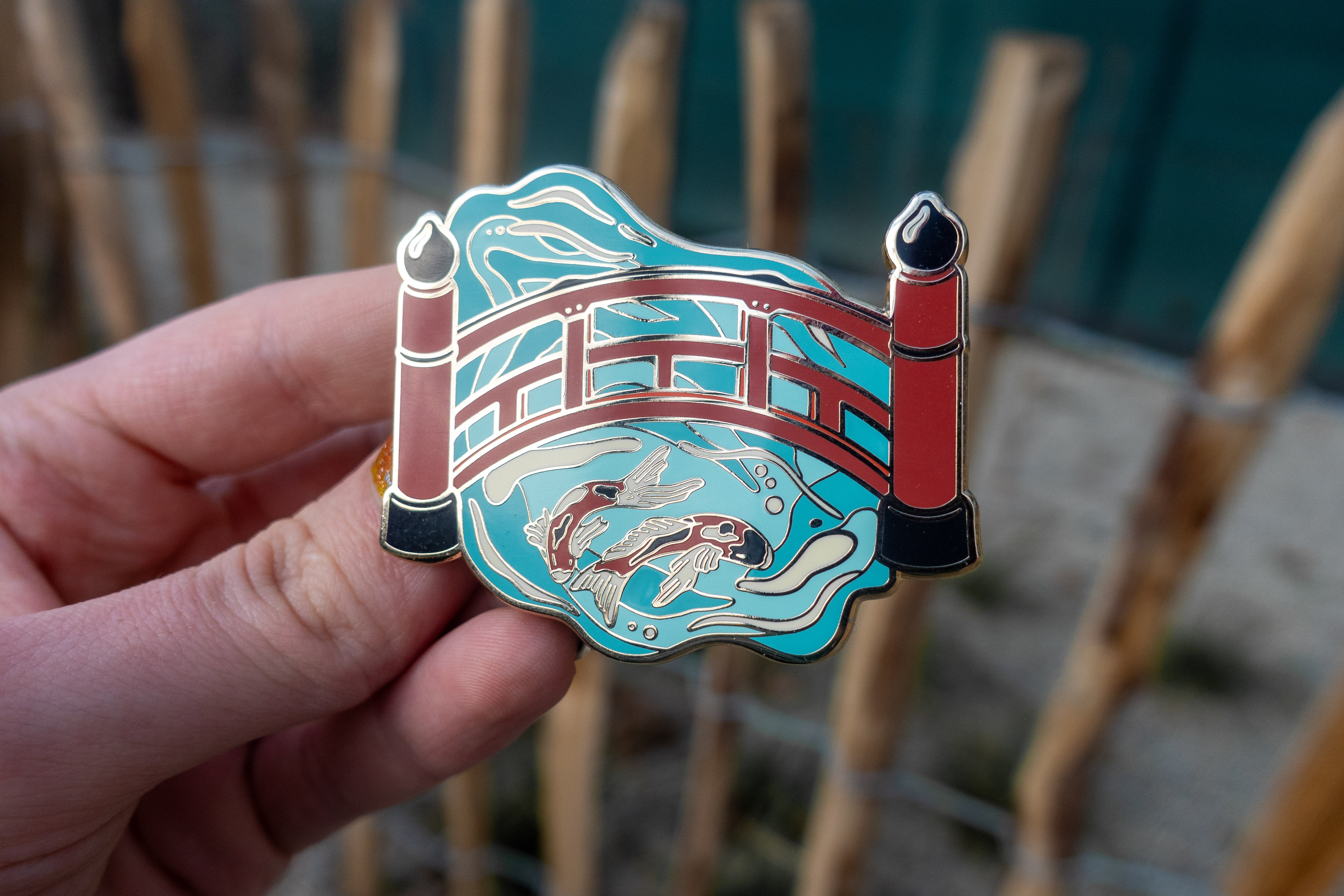 kabujiro-enamel-pins-koi-pond-bridge-emaille-pin-gold-50x58mm image 1