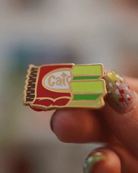 kabujiro-enamel-pins-strawberry-matcha-catcat-emaille-pin-erdbeere image 1