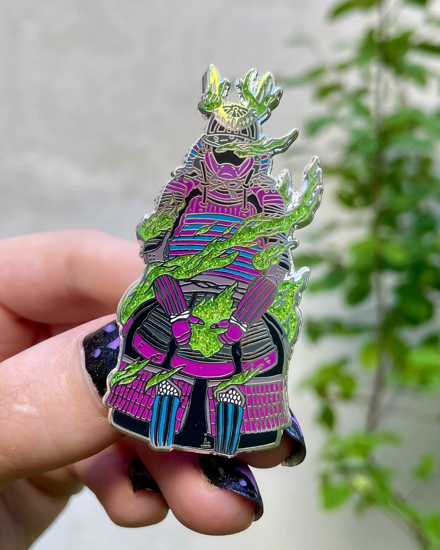 kabujiro-samurai-armour-emaille-pin-glitzer-65-mm-silber image 1