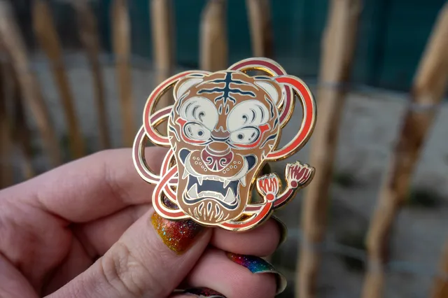 kabujiro-tiger-mask-emaille-pin-japan-schrein-47mm image 1