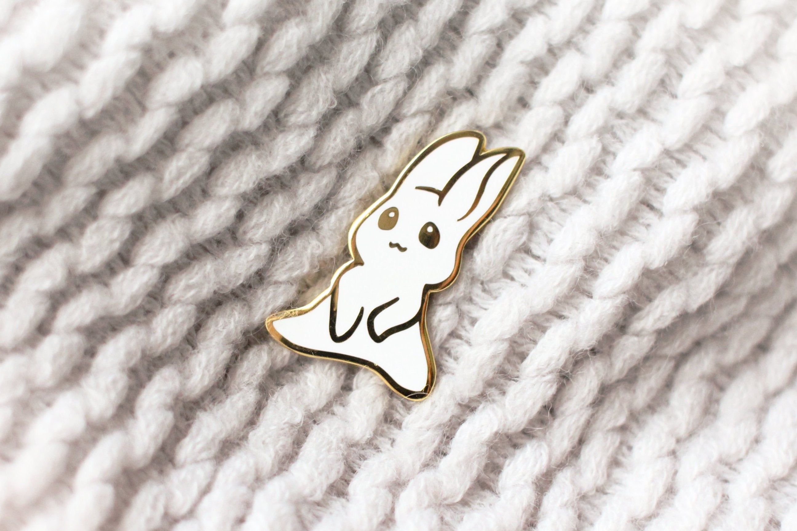 miamouz-enamel-pins-white-rabbit-hase-emaille-pin-40mm-gold image 1