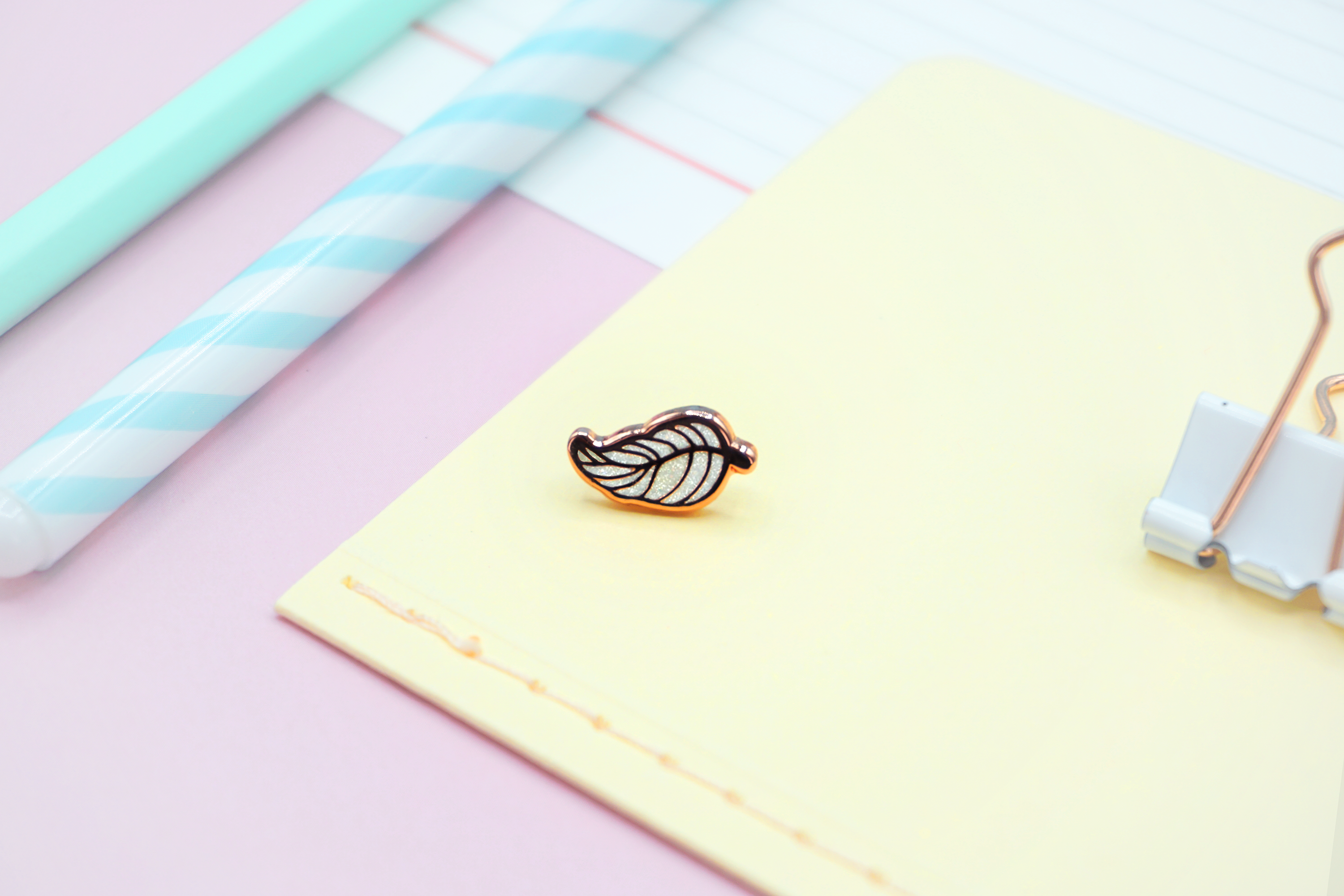 miamouz-white-glitter-feather-emaille-mini-pin-14mm image 2