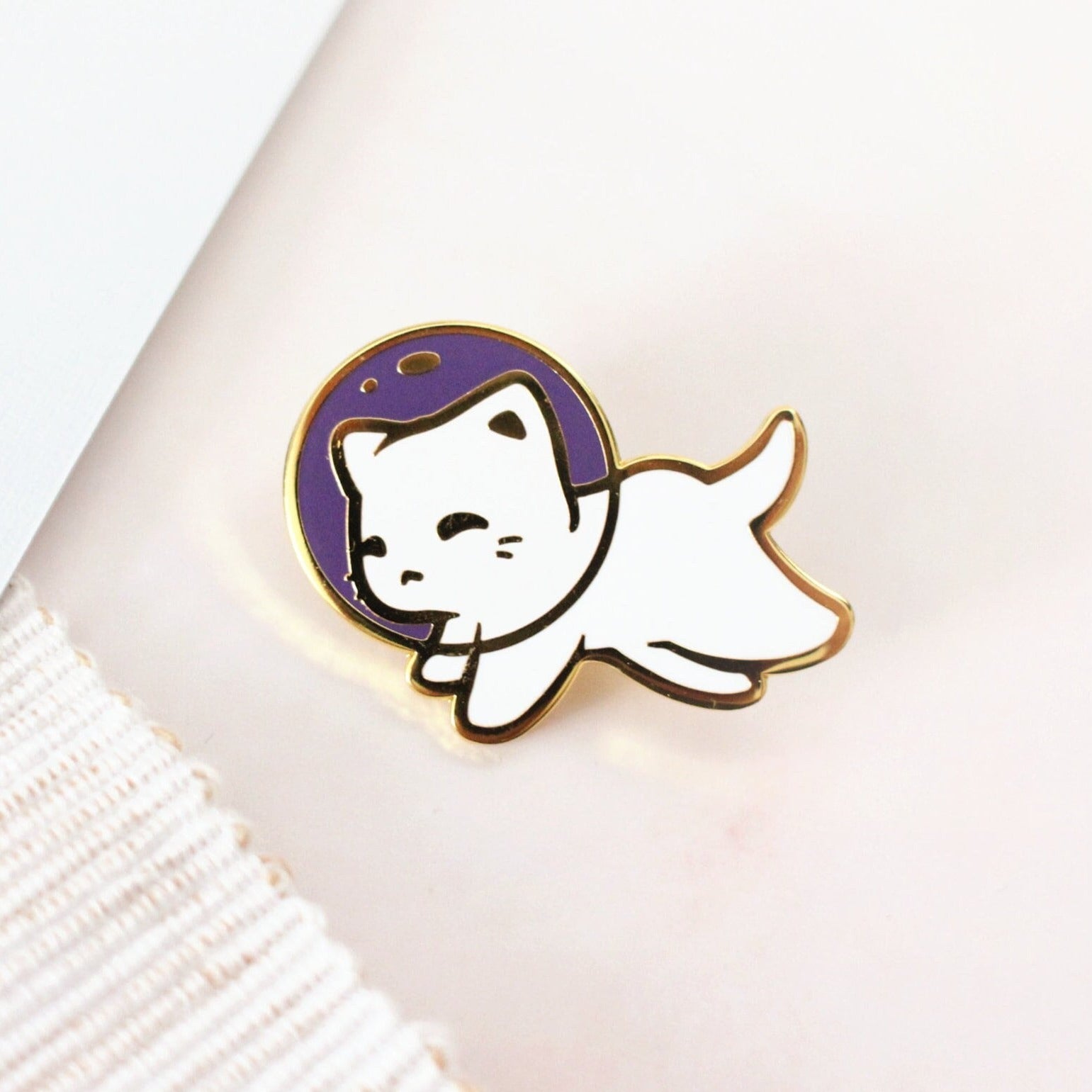 miamouz-cat-in-space-emaille-pin-katzen-anstecker-normal-quality image 1