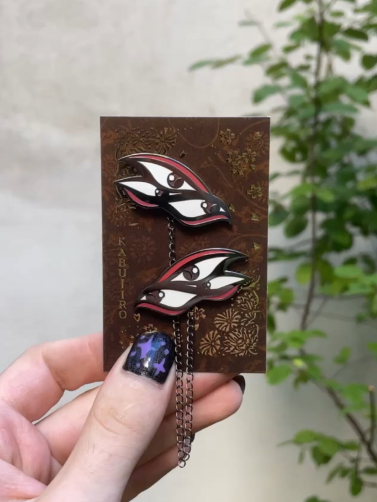 kabujiro-kabuki-eyes-kragen-pin-set-emaille-pin-schwarz-mit-kette image 1