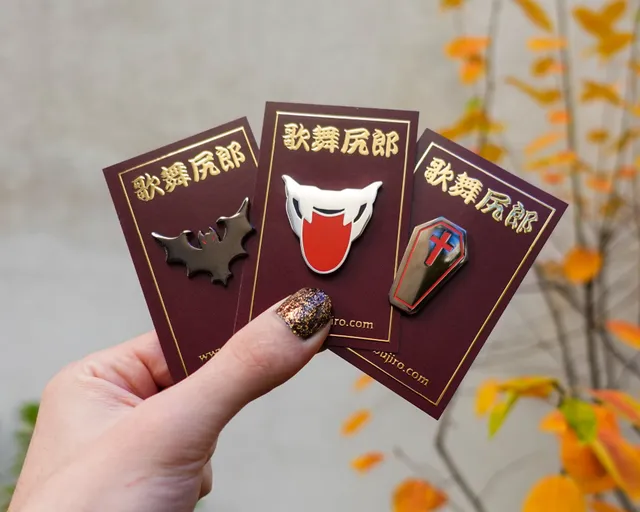 kabujiro-vampire-essentials-emaille-pins-3er-set-sarg-fledermaus image 1