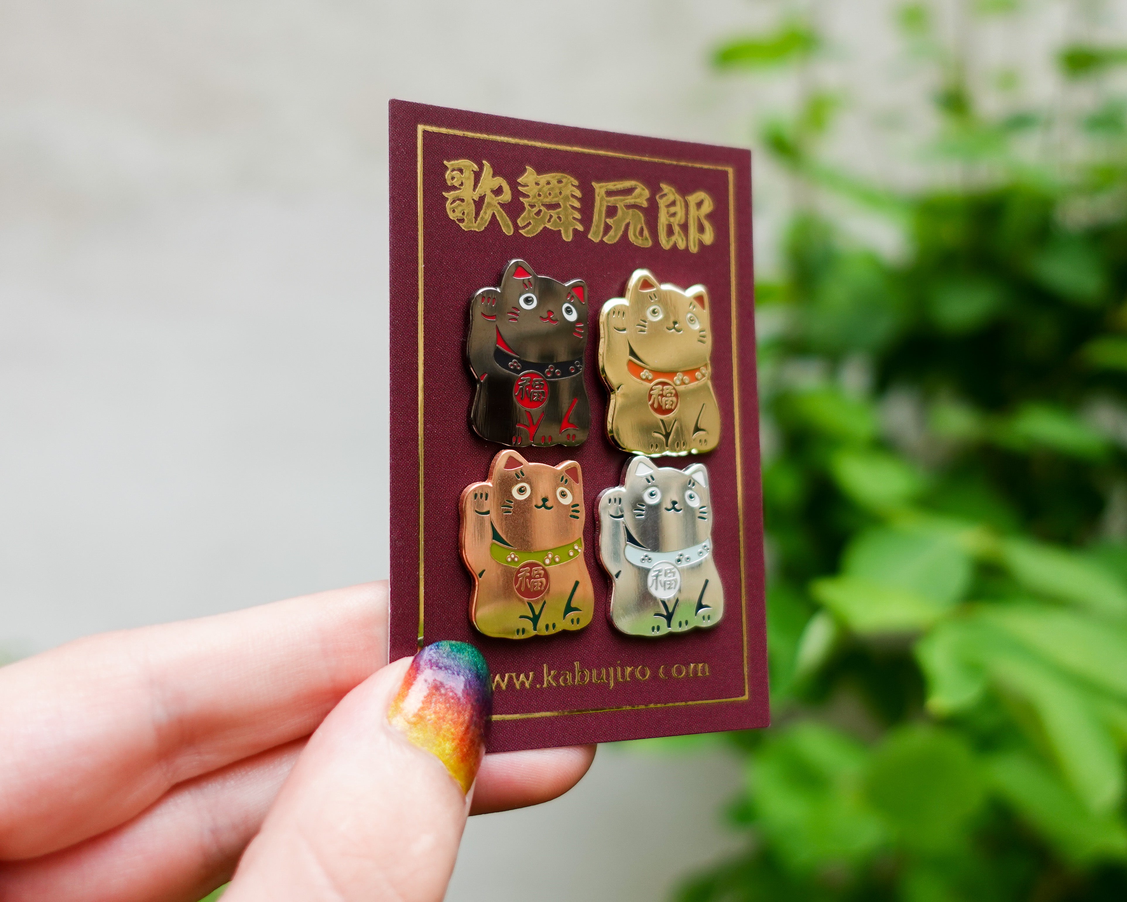 kabujiro-lucky-cat-emaille-pin-25mm-gold-variante image 1