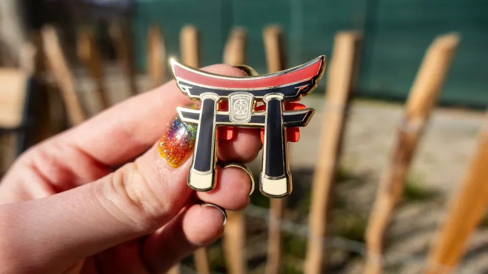 kabujiro-enamel-pins-black-tori-gate-emaille-pin-schwarz-vergoldet image 1