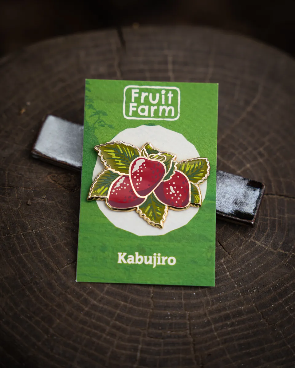 kabujiro-enamel-pins-strawberries-fruit-farm-emaille-pin-48mm image 1