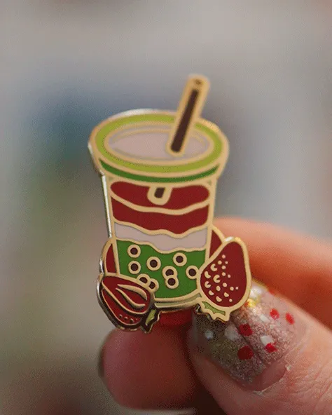 kabujiro-enamel-pins-strawberry-matcha-bubble-tea-emaille-pin-40mm image 1
