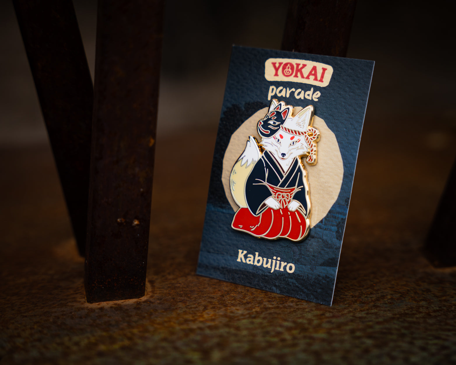 kabujiro-kitsune-yokai-parade-emaille-pin-34x50-mm image 2