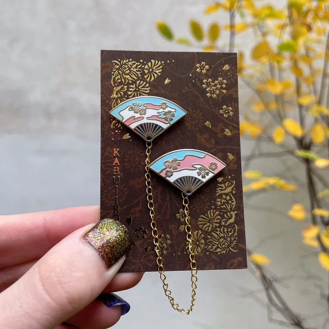 kabujiro-fans-trans-pride-pin-set-f-cher-mit-kette-gold image 1
