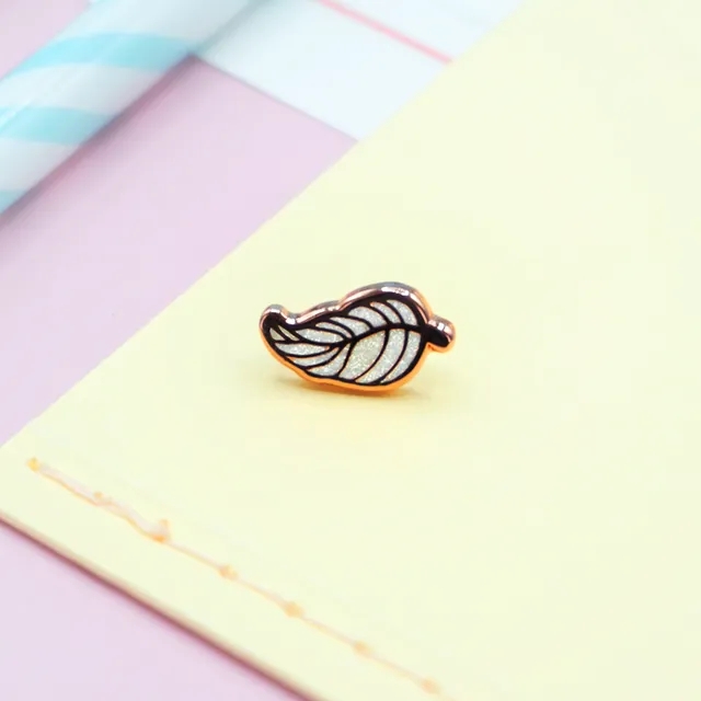 miamouz-white-glitter-feather-emaille-mini-pin-14mm image 1