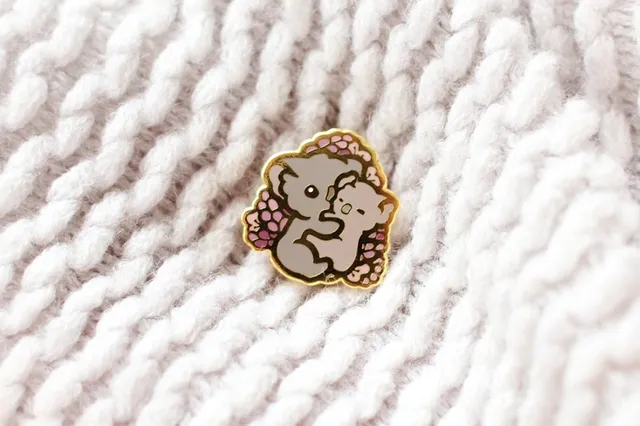 miamouz-enamel-pins-koala-love-emaille-pin-gold-40x42-mm image 1