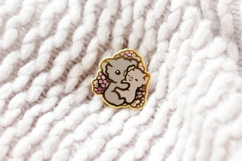 miamouz-enamel-pins-koala-love-emaille-pin-gold-40x42-mm image 1