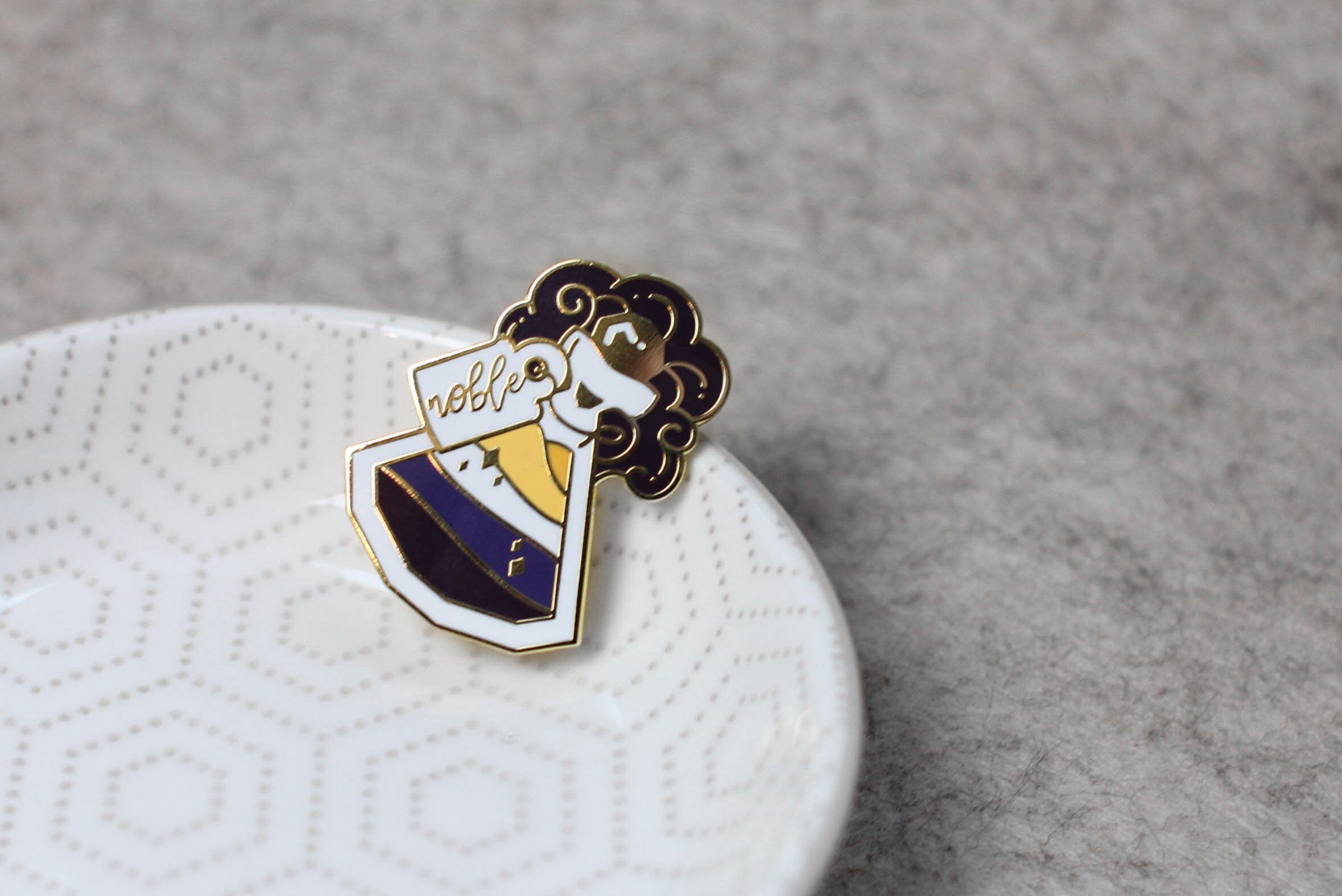 miamouz-enamel-pin-pride-potion-nonbinary-flagge-gold image 4