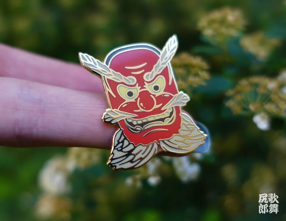 kabujiro-enamel-pins-japanese-tengu-mask-emaille-pin-35mm-gold image 1