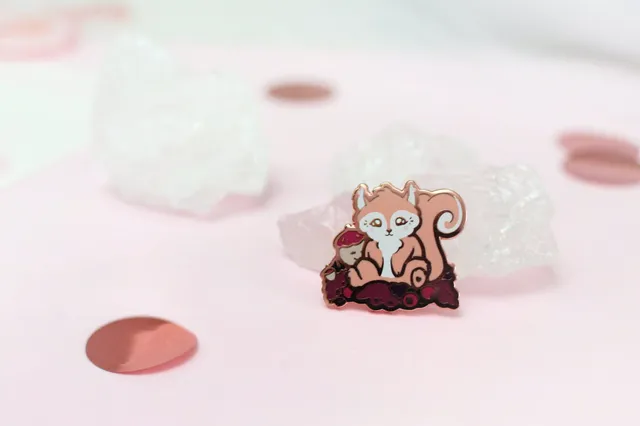 miamouz-enamel-pin-eichh-rnchen-rosegold-hard-emaille-27mm image 1