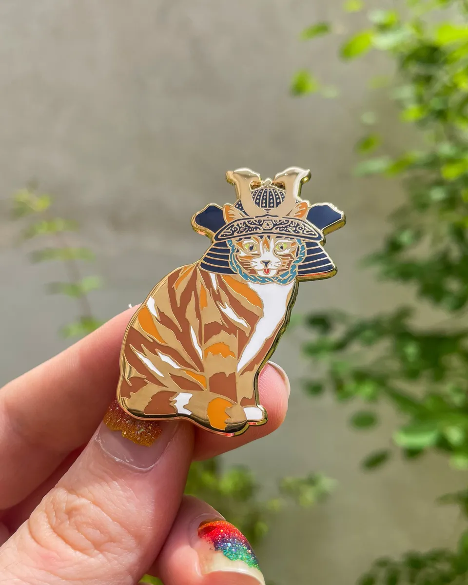 kabujiro-samurai-cat-emaille-pin-katzen-anstecker-50-mm-gold image 1